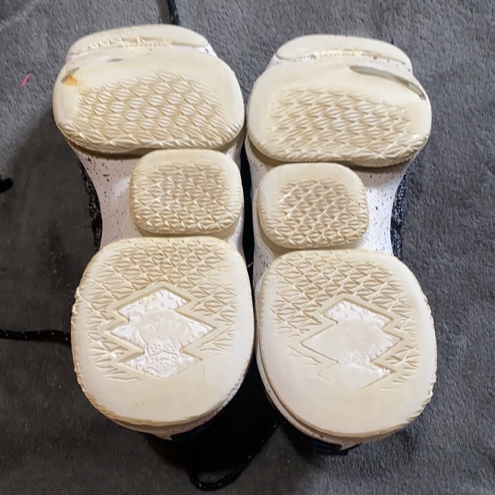 LEBRON Shoes - Picture 5 of 6